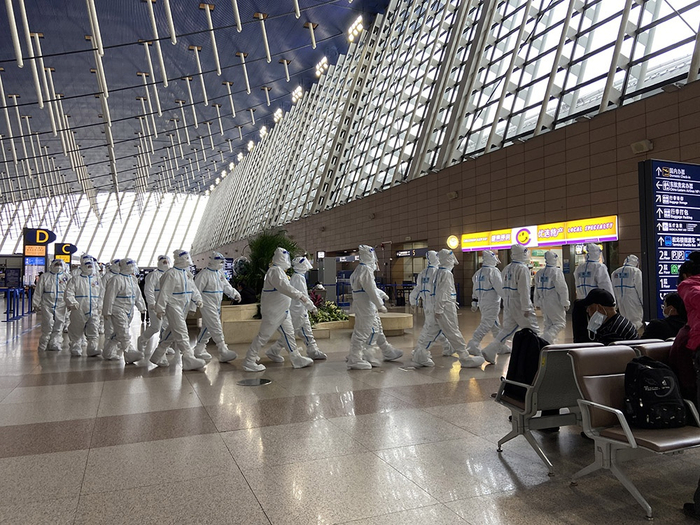 全副武装的安检人员