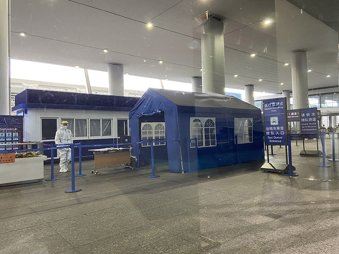 机场出口设有医疗监测点