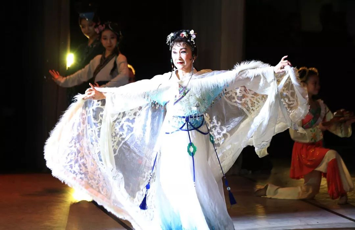 △2019年7月6日，近80岁的陈爱莲率领学校师生表演舞剧《红楼梦》。