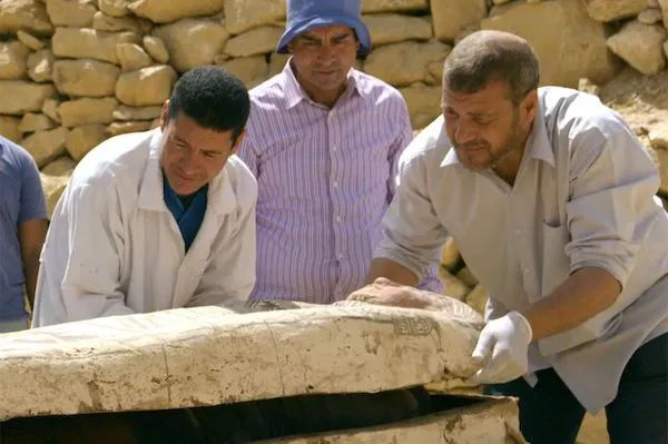 考古学家在萨卡拉发掘现场 图 《萨卡拉古墓的秘密》截图