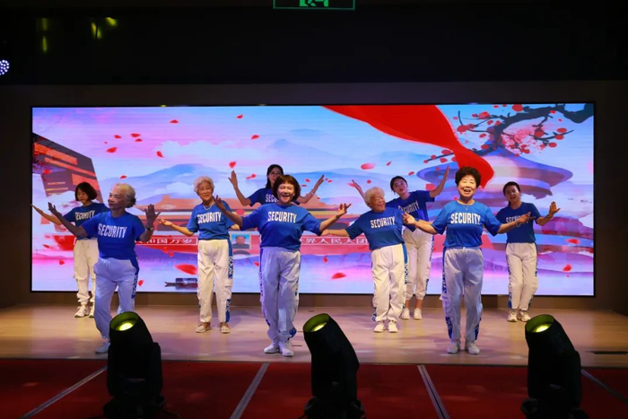 ▲老人与员工们的舞蹈组合“创作营的姥姥们”