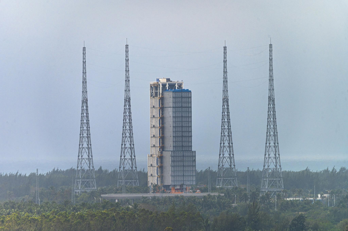 　11月23日，搭载嫦娥五号的长征五号运载火箭已经在海南文昌发射中心蓄势待发。视觉中国 图