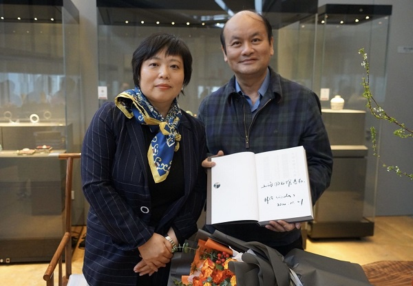 图说：林玲向上海图书馆捐赠新书