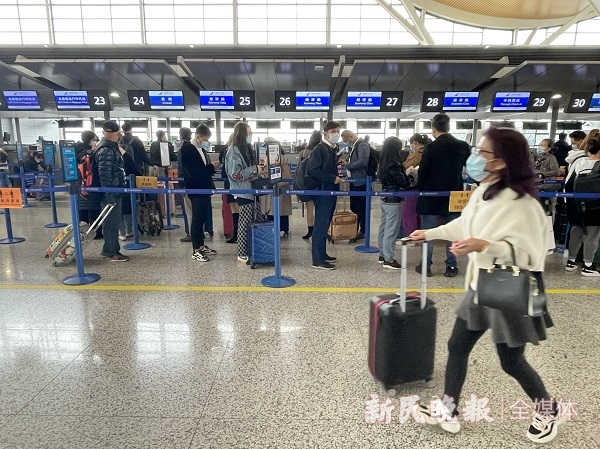 图说：今天上午10时30分，浦东国际机场T2航站楼国内出发大厅，秩序井然 新民晚报记者 张龙 摄（下同）
