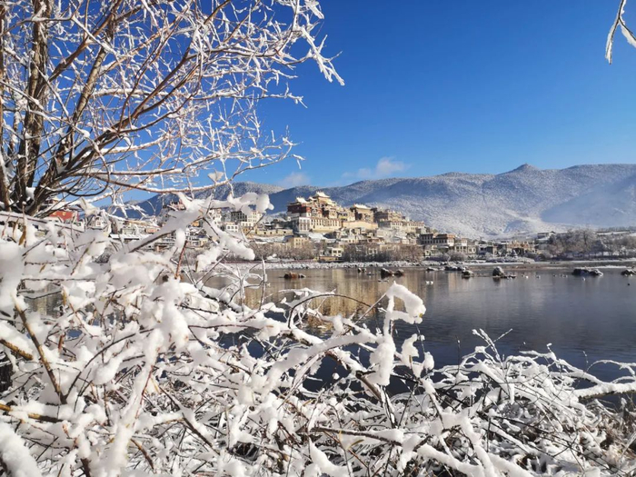 香格里拉的雪景美不胜收。段许琴 摄