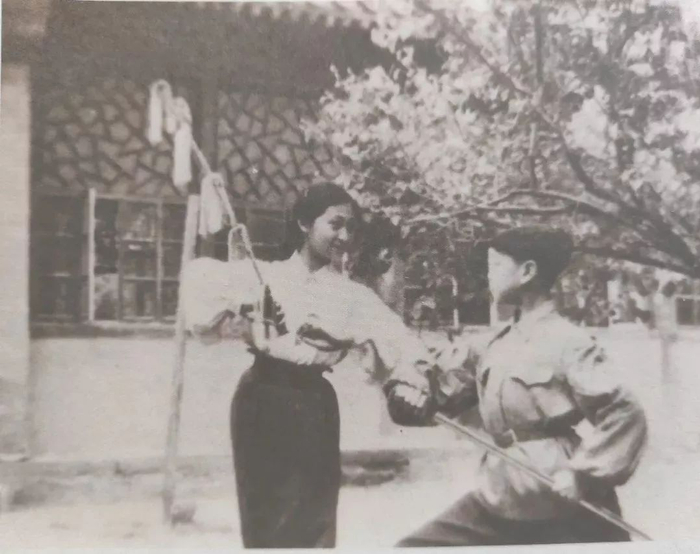 △20世纪50年代初期，陈爱莲练功照