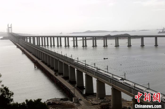 运行试验列车行驶在福平铁路平潭海峡公铁大桥。　王福斌 摄
