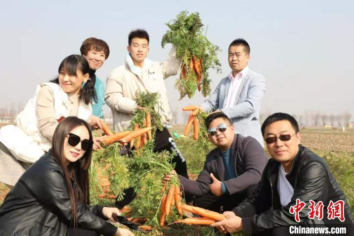 为解决农产品销售问题，东万户村结合实际，积极融入电商平台，研究成立东万户村直播平台，帮助村民拓宽增收渠道。牛华军供图