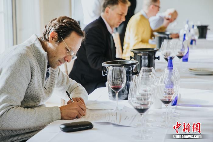 评审团由5位世界葡萄酒大师和5位世界侍酒大师组成