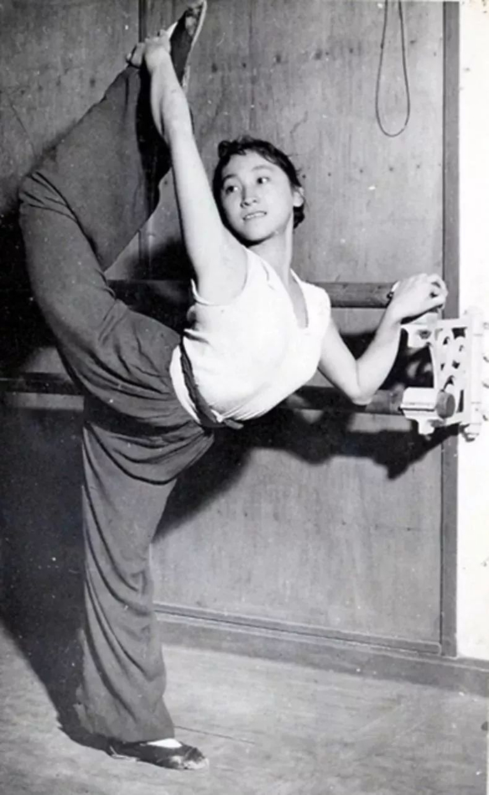 △20世纪50年代末，陈爱莲练功照