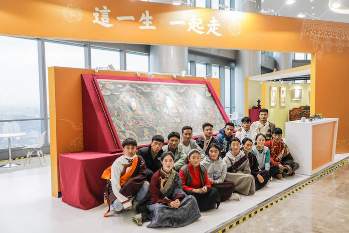 十余位来自“壤巴拉觉囊非遗传习所”的年轻人