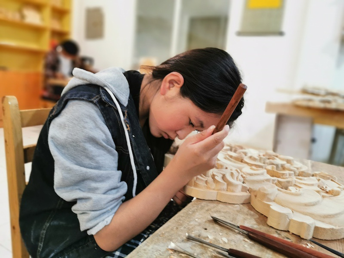 在壤巴拉非遗传习所学习的学生