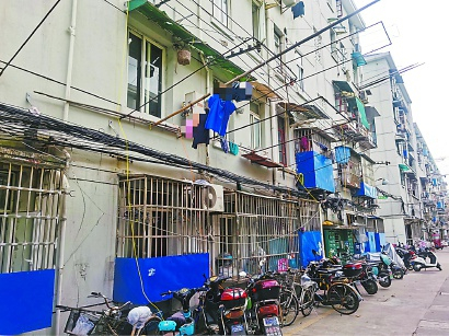 杨浦区长岭路75弄凤城三村内，电动自行车“飞线充电”仍随处可见。 车佳楠 摄