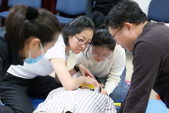 &nbsp;&nbsp;&nbsp;&nbsp;付妍在进行急救训练。付妍供图