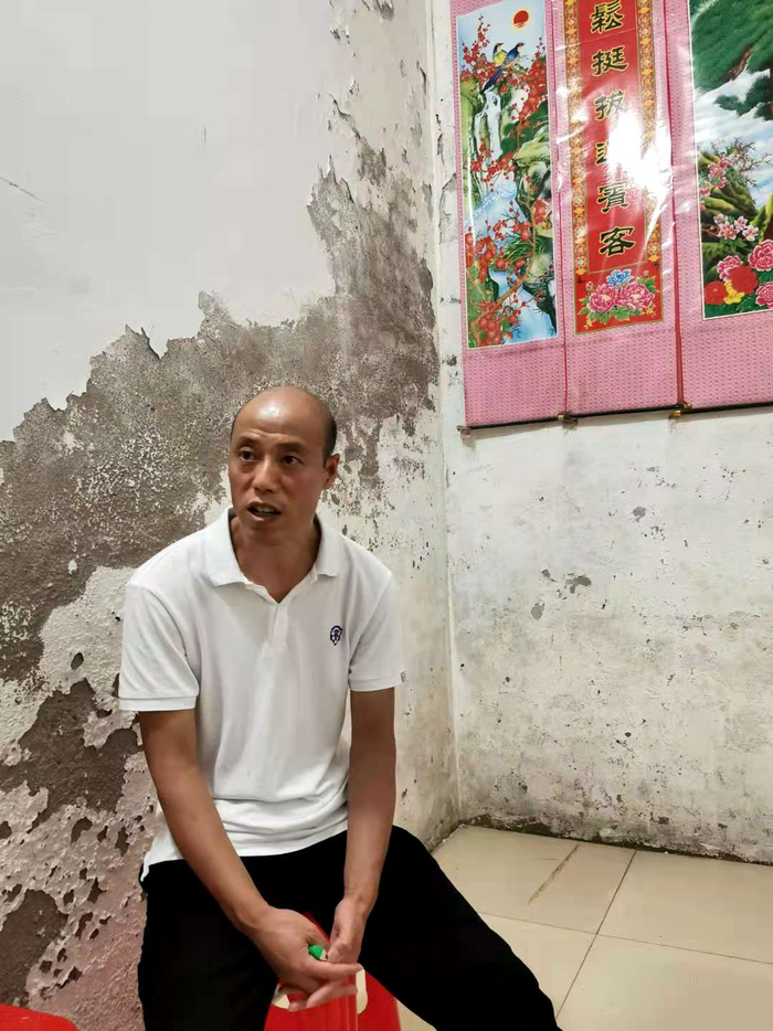 左德刚获释后，在家接受澎湃新闻采访。澎湃新闻记者 祝文博 图