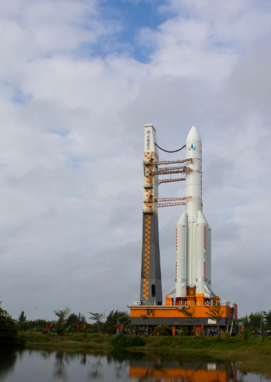 长征五号待在嫦娥五号前往发射塔架，等待发射。张森宇&nbsp;摄