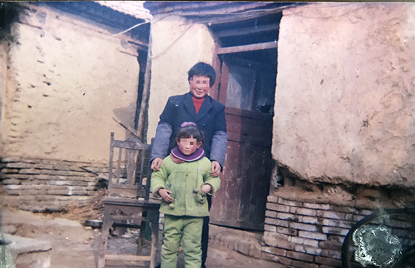  杨兰和洋洋的合影。澎湃新闻记者沈文迪 翻拍