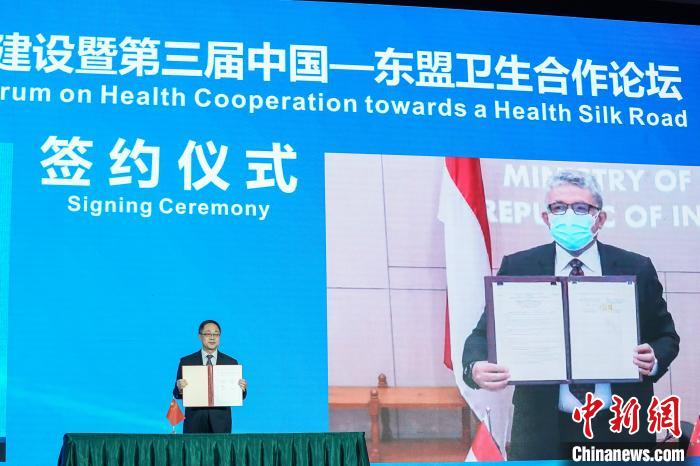 图为签约仪式。　陈冠言 摄