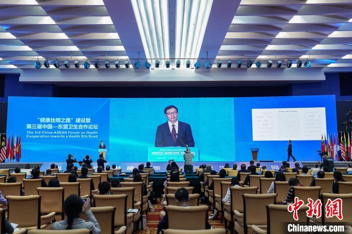 图为中国国家中医药管理局副局长孙达发布论坛倡议。　陈冠言 摄