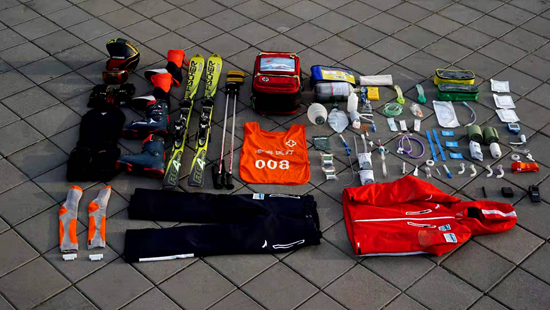 &nbsp;&nbsp;&nbsp;&nbsp;滑雪医生身上所携带的装备超过15公斤。付妍供图