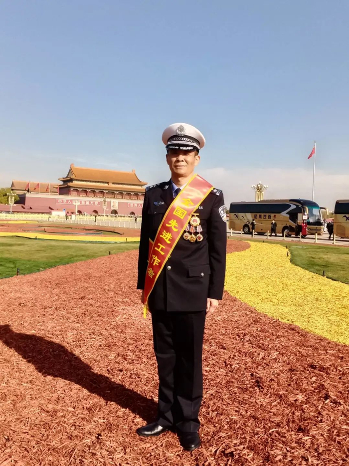 韩建军,男,汉族,1973年出生,中共党员,大学学历,二级警督.