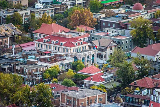 俯瞰天津五大道，该地区完整保留了具有不同建筑风格的众多花园式房屋。图|图虫创意