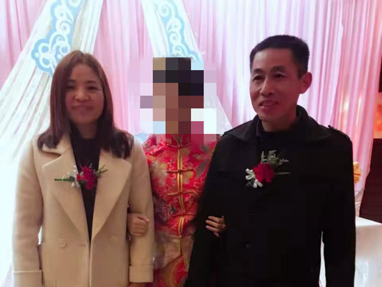     翁先桂夫妇在女儿的婚礼上。 受访者供图