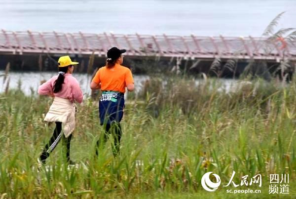 江边跑步的市民。四川省水利厅供图