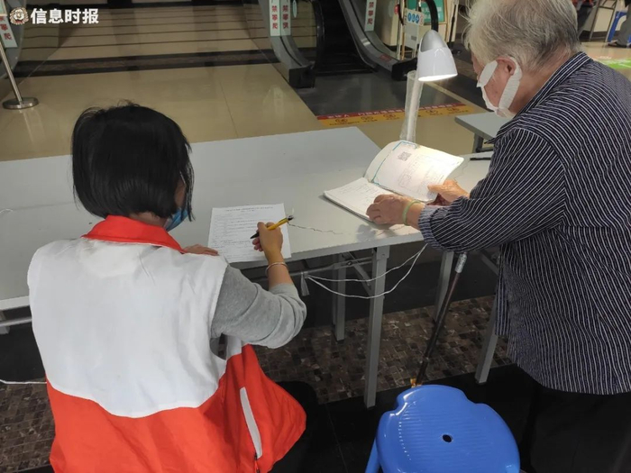 沙面街社区居家养老服务中心社工陪同杜姨去医院看病。郭展鹏摄