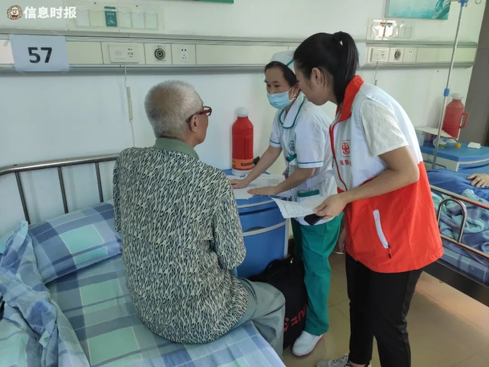 社工陪同陈伯就诊。信息时报记者 郭展鹏摄