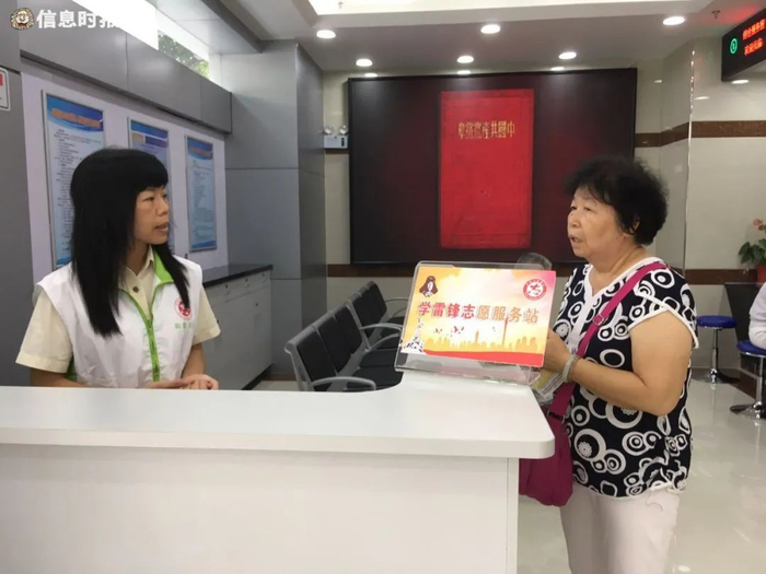 市民在新港街道政务服务中心办事。信息时报记者 林茹彬摄