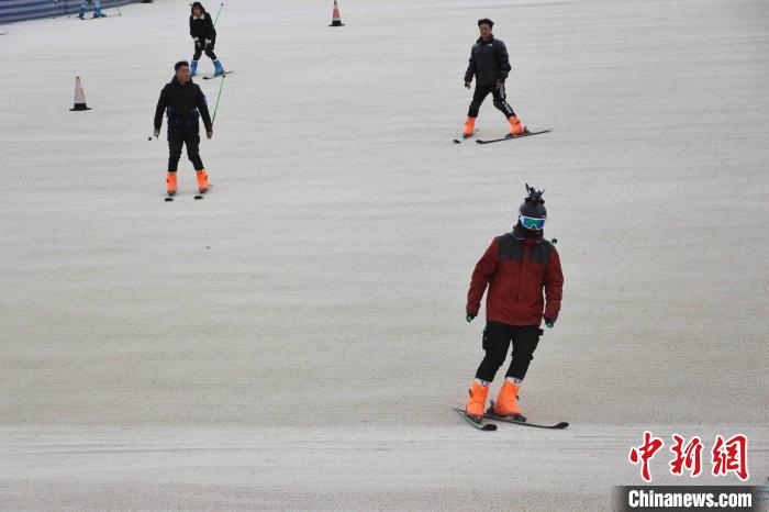 图为青州云门山四季滑雪场吸引高校学子前来上滑雪课。　赵晓 摄