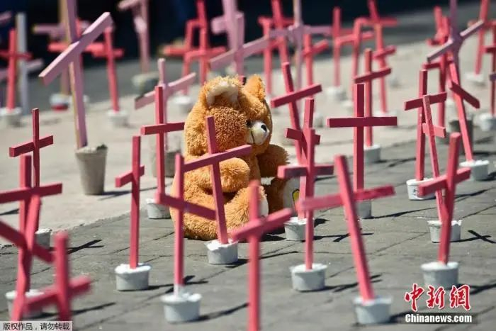 资料图：当地时间2016年3月13日，墨西哥埃克泰佩克民众在市政厅前放置十字架，抗议当地杀害妇女案频发。