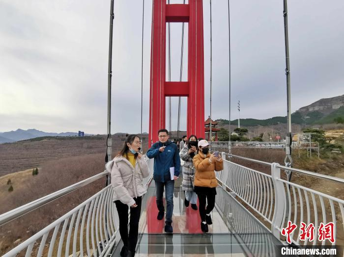     图为媒体记者团走进青州九龙峪景区，了解景区冬季旅游开发情况。　赵晓　摄