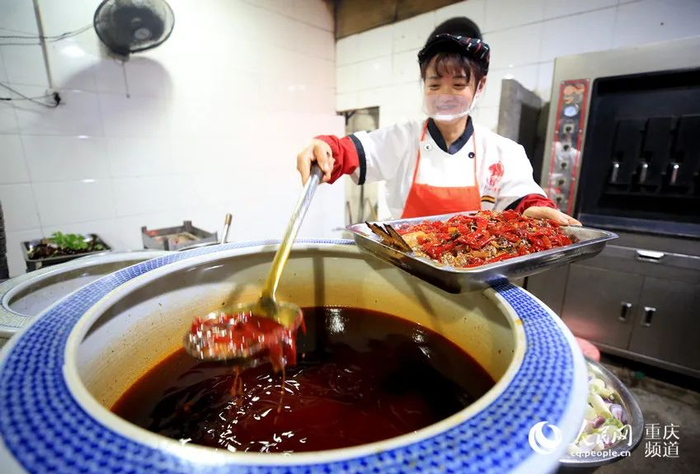 制作万州烤鱼（资料图） 何超 摄