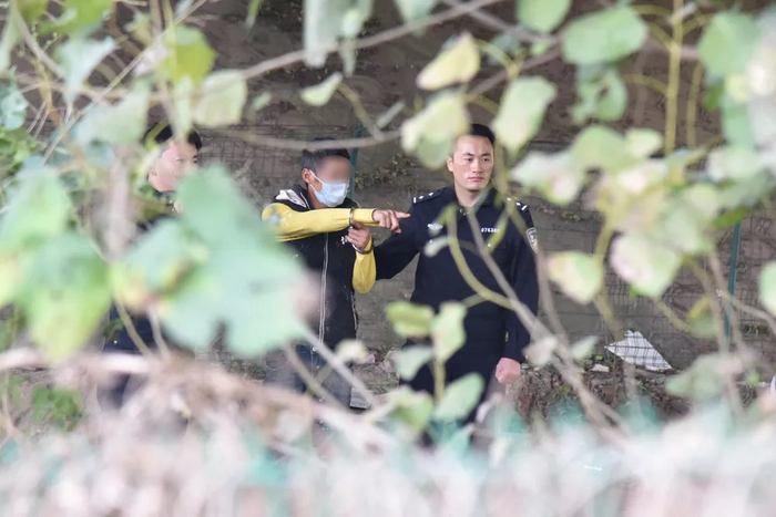 　　熊某飞指认犯罪现场。含山县公安局图