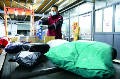 圆通快递三林网点，消杀员胡业军正在消毒快递 本报记者 王凯摄