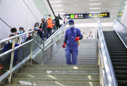 虹桥火车站地铁站内，清洁工正在喷洒消毒水 本报记者 周馨 摄