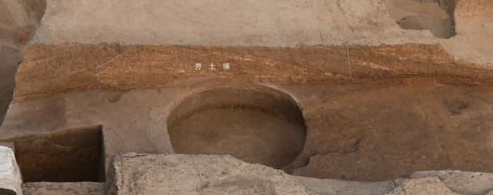 　夯土大墙南部剖面（由西向东）