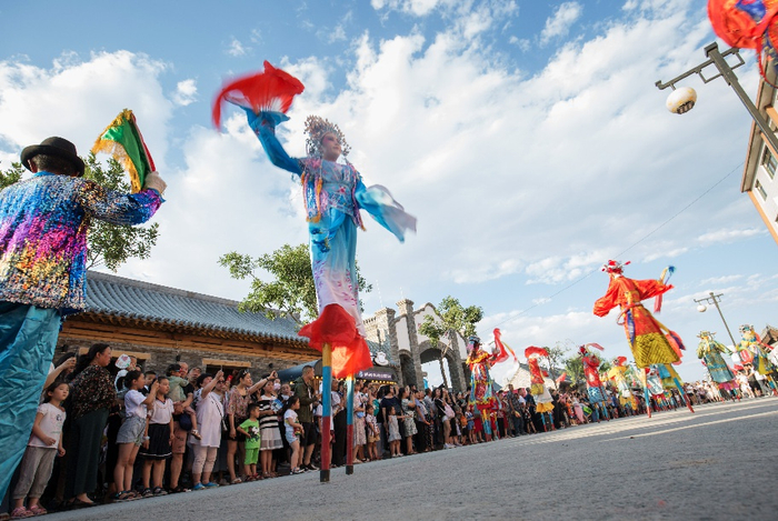 　忻州古城东大街的文艺表演踩高跷。新华网发 侯效平 摄