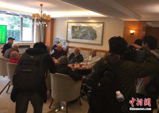资料图：养老院内老人们在茶歇区聊天（图文无关）。中新社记者 杜燕 摄