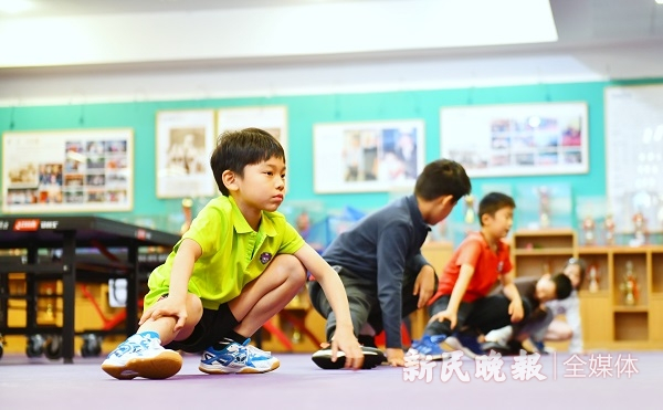 图说：场边热身训练