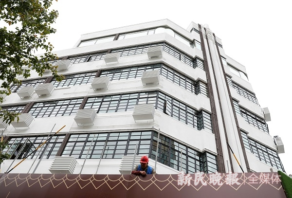 图说：淮海大楼外立面修缮进入尾声  新民晚报记者 周馨 摄（下同）