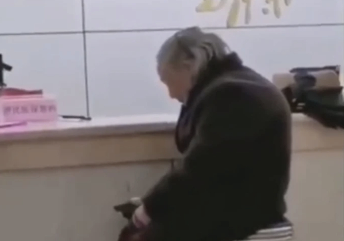 带现金缴纳社保的老人被拒，图片源自网络