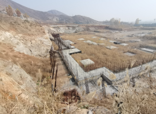 ▲尧山公园项目，目前只留下烂尾工程。新京报记者 李英强&nbsp; 摄