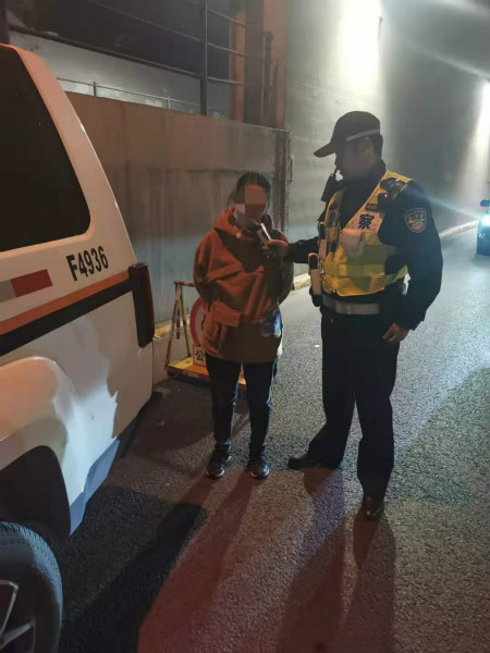 图说：民警现场对王某作呼气式酒精测试。