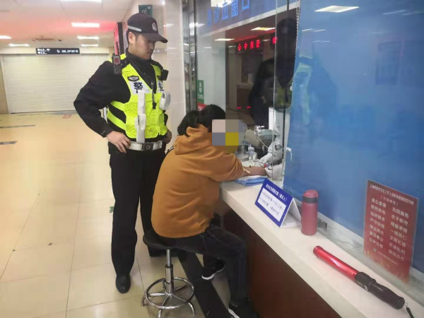 图说：民警带王某至医院作抽血酒精检测。