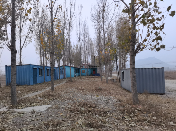 ▲11月15日，润东公司砂场的简易办公板房。新京报记者 李英强 摄