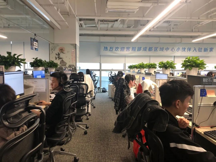 ▲很多年轻人加入到这个团队里，他们可能并不清楚自己要面对多么复杂的问题