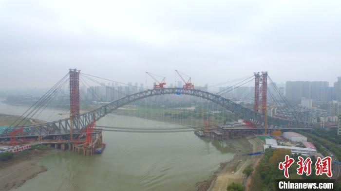    图为，武汉市江汉七桥主拱合龙现场　付孟　摄